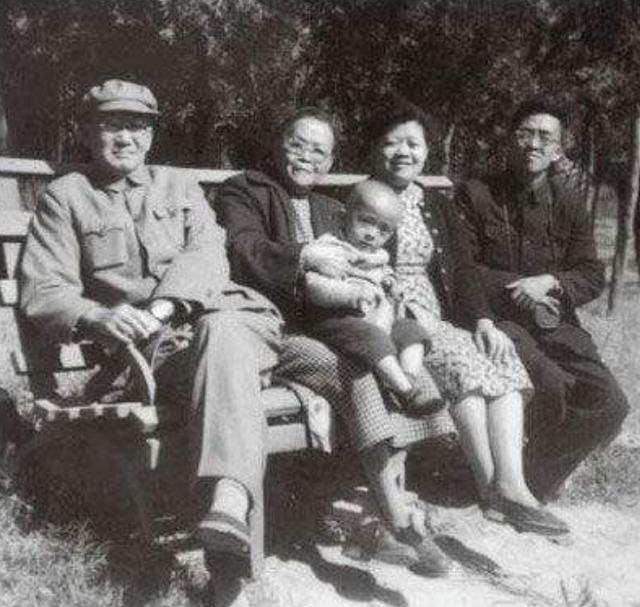 1950年，张治中携妻儿到南海密会蒋经国，半夜接叶剑英通知：快撤