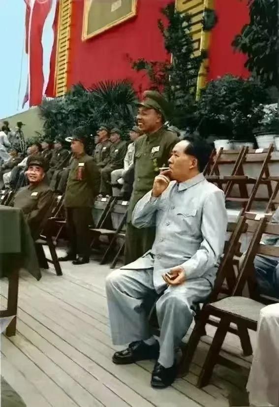 1973年，毛主席突然召集各大军区司令，说：君不见朝歌屠叟辞棘津