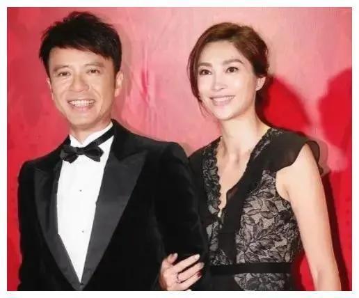 李克勤已经结婚30年了，过着完全清白的生活，没有任何丑闻。没有什么比这更让人羡慕爱情的了。
(图9)