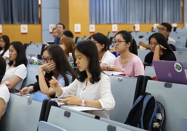 南开大学教师与女生有不正当关系，已被解聘，女生的行为也有目的