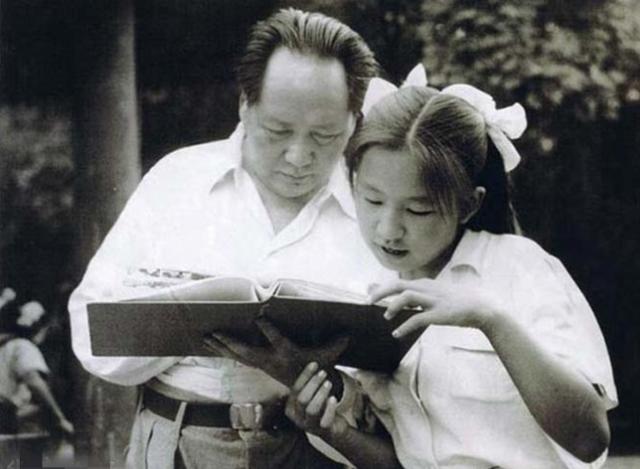 1950年毛主席身边有4个子女？李敏大笑：因为江青妈妈老想挤进来