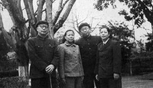 女儿问邓小平：这一辈子和谁关系最好？邓公：就他们仨