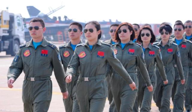 航天员返回地球后，为何站不起来，要坐在椅子上？牺牲太大了