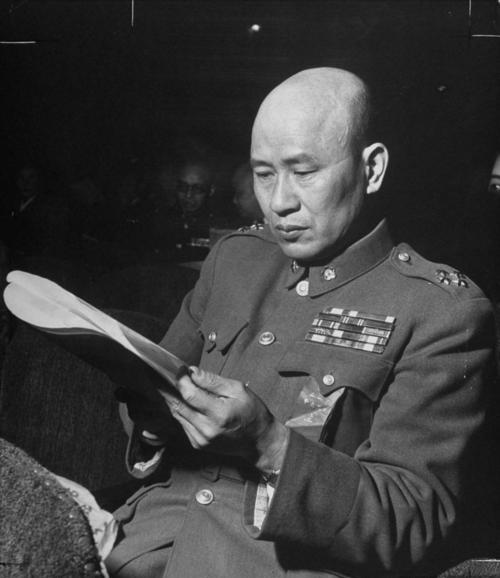 1949年毛主席曾给白崇禧指出两条路，他不走阳关道，偏要去独木桥