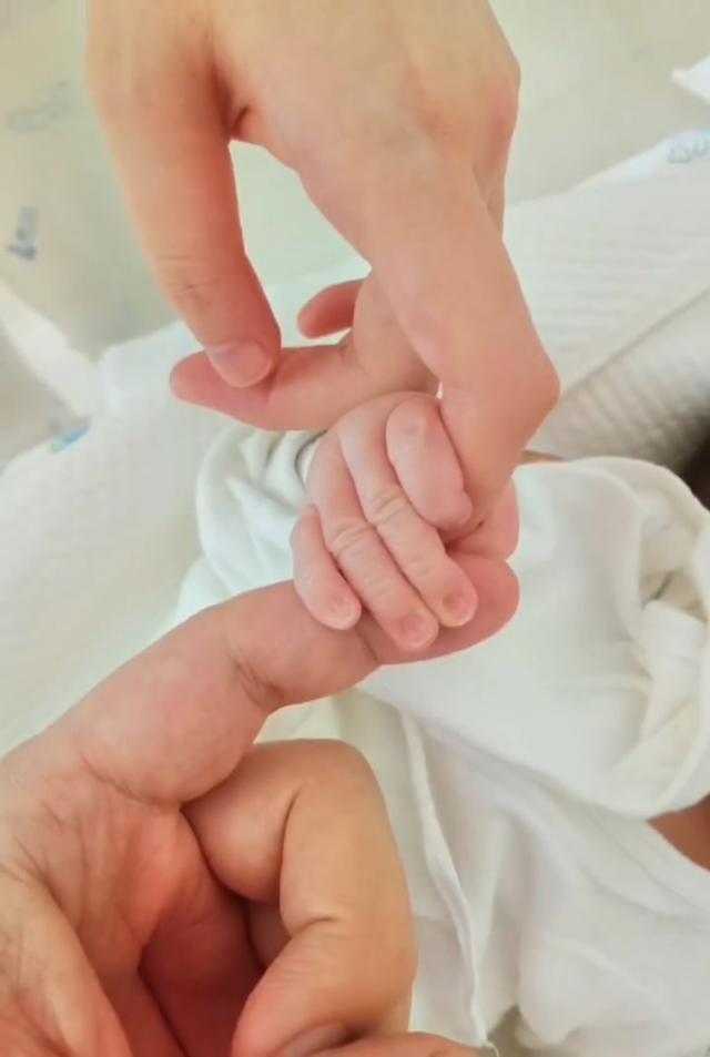 李嫣升级当姐后首露面，与闺蜜合影大秀小蛮腰，星味十足像极王菲