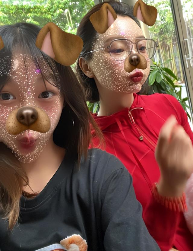 陈数养女母亲节表孝心，送花合影全程不见继子，曾和赵胤胤传离婚