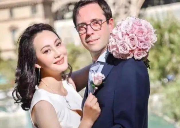 1980年盖丽丽参演电视剧《孽海红伶》,后被北影厂的陈强看中而参演了