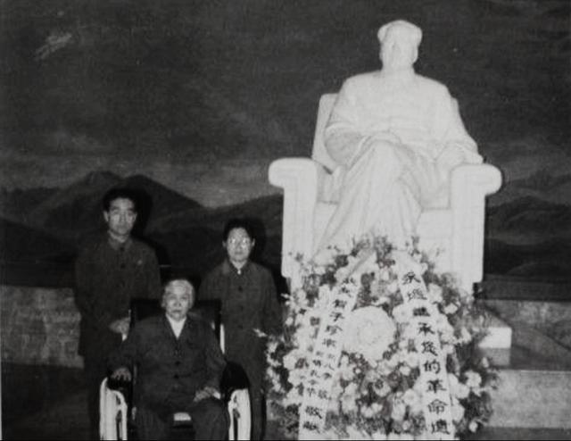 79年，贺子珍去北京瞻仰毛主席遗容，中央派摄影师跟随，记下细节