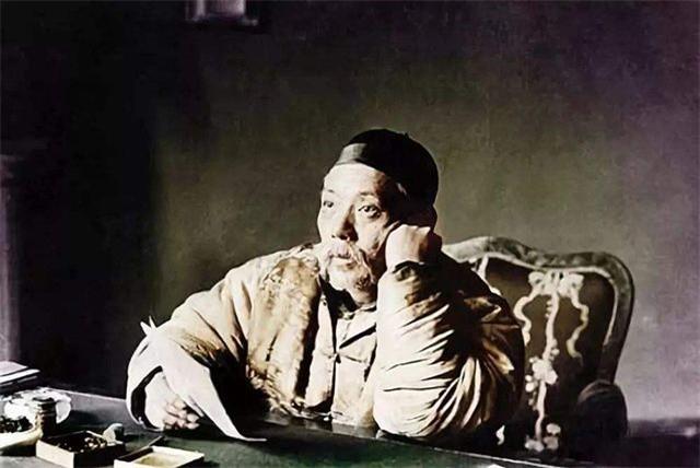 袁世凯生命最后时刻：一顿饭顶秘书十天饭量，像只鸭子般摇摇晃晃