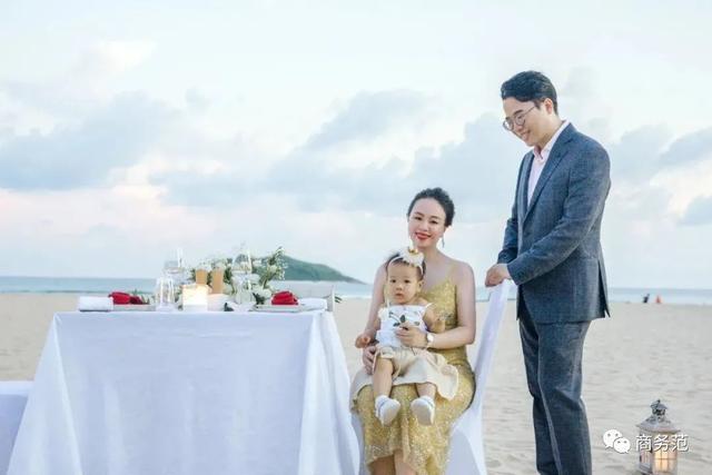 結婚四周年，我們帶女兒穿越回婚禮那一天…