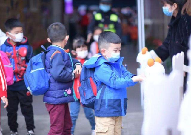 你还在拼三胎吗？多地幼儿园“一孩难求”，背后的原因很现实