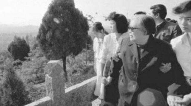 她19岁嫁刘伯承，为其生育了7个孩子，照看病重的丈夫长达13年