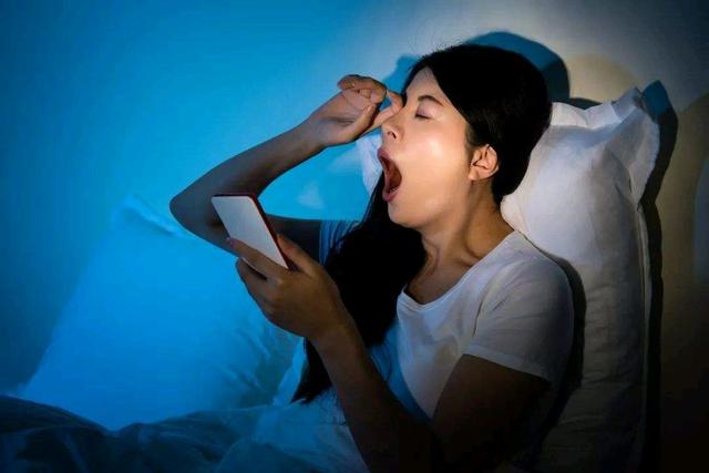 晚上几点睡觉算熬夜？提醒：不是很多人认为的11点，以后尽量改正