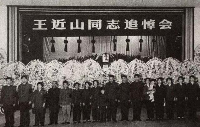 69年许世友为王近山接风洗尘，得知其房屋简陋后：我的房子给你住