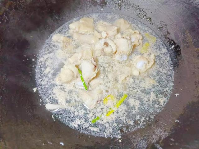 清明节吃青团时也要给家人做道焖菜，含优质蛋白，助力提高免疫力