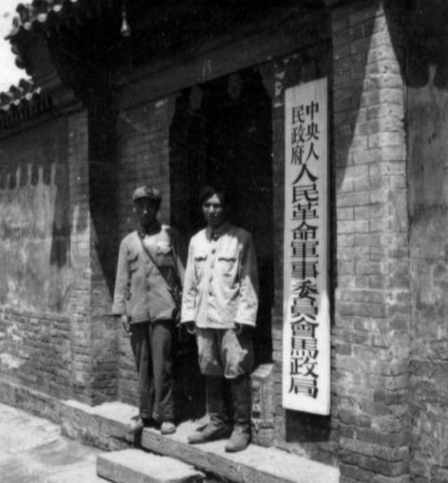 1950年，一摆摊大爷受重用，纳闷：我从没见过毛主席，他怎知道我