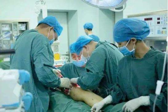 折翼天使顽强产婴，34岁四肢截肢孕妇，靠腕部发力顺利当妈