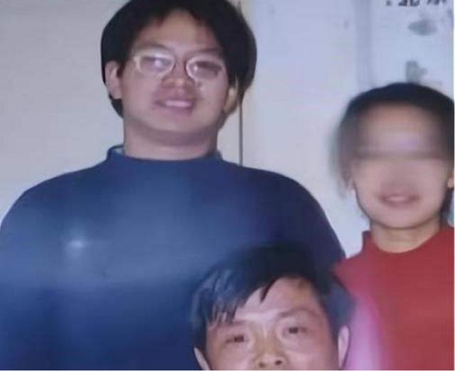 北大博士后拒见母亲最后一面，抛弃国籍消失20年，哥哥回应不怪他