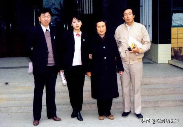 她是开国大将的妻子，今100岁高龄身体硬朗，8个孩子都很优秀