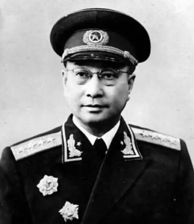 云南王卢汉晚年：周总理开玩笑，他不懂，1974年病逝前家人提请求