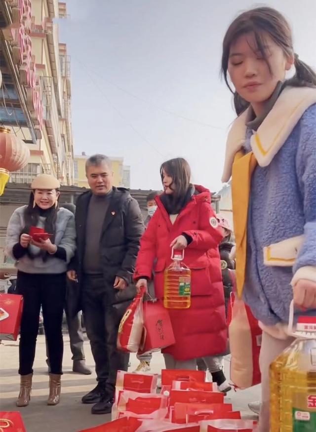 草帽姐为家乡再捐120万！抱10沓百元大钞显豪气，物资摆满一条街