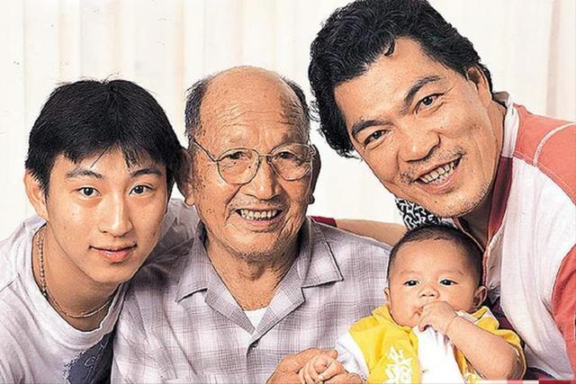 成奎安去世12年后，他的孙子死于车祸，现在只剩下他的儿子一个人。
(图4)