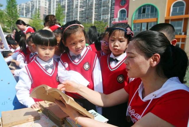 你还在拼三胎吗？多地幼儿园“一孩难求”，背后的原因很现实