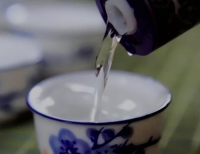 晚饭时经常喝点白酒的人，身体会如何？不隐瞒，医生告诉你答案