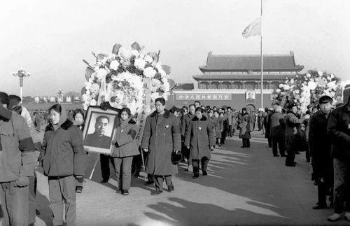 周总理病逝，秘书问毛主席是否参加追悼会，毛主席：我也走不动了