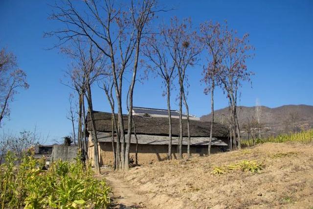 一山一路孤零零一棟老房子，秦嶺鎮安海棠山，山頂還住著一戶人家