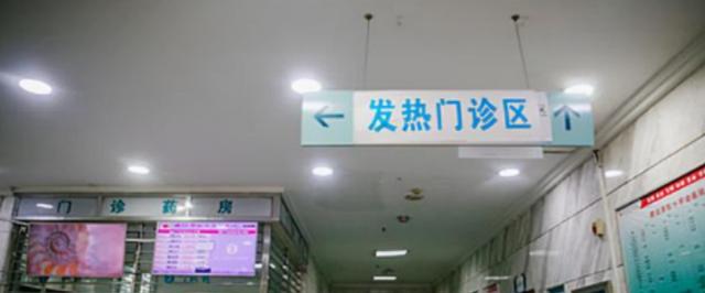 折翼天使顽强产婴，34岁四肢截肢孕妇，靠腕部发力顺利当妈