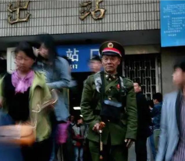 2007年江西老兵给战友扫墓，意外发现自己的墓碑，领导高度重视