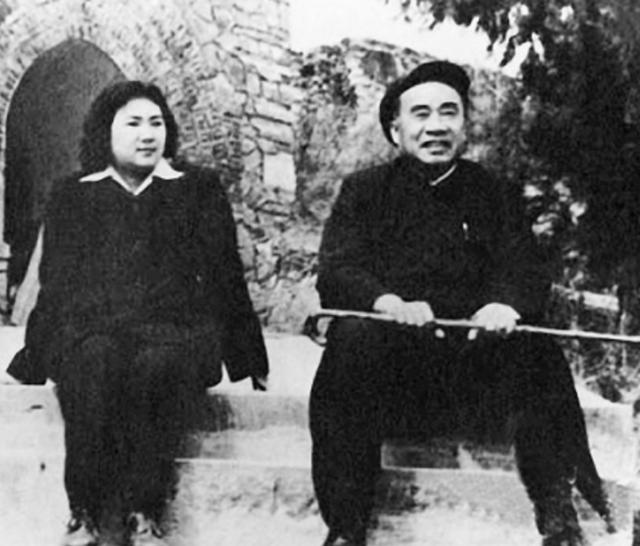 毛岸英收到陌生来信，称自己找父亲，毛主席立刻反应：朱德的千金