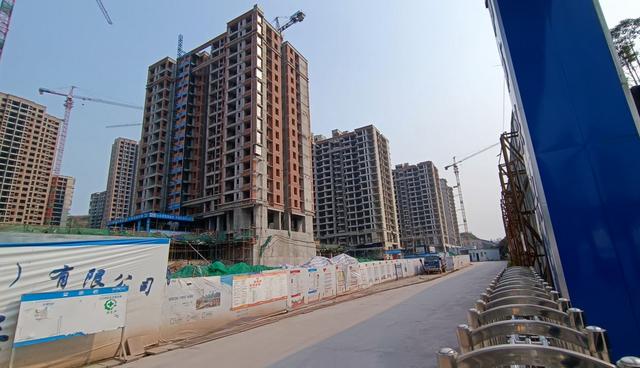 又一个知名房企暴雷！重庆多个工地疑似停工，复工演戏被打脸