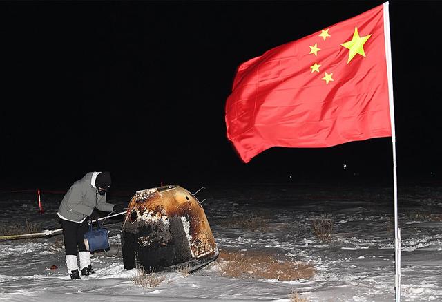 五星红旗在月球升起，美国登月又被质疑，为什么美国国旗在飘扬？