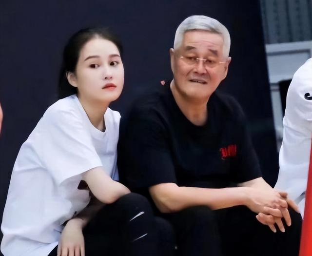 赵本山女儿“出高招”：想走的艺人赔偿违约金，留下的签30年长约
