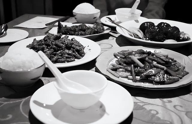 雍正去浙江视察，见大臣亲自给灾民发粥，回京后立刻举荐他升职