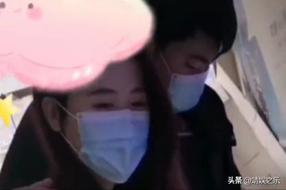朱小伟陈萌现身商场，2人穿情侣装甜蜜依偎，女方一脸憨笑太幸福