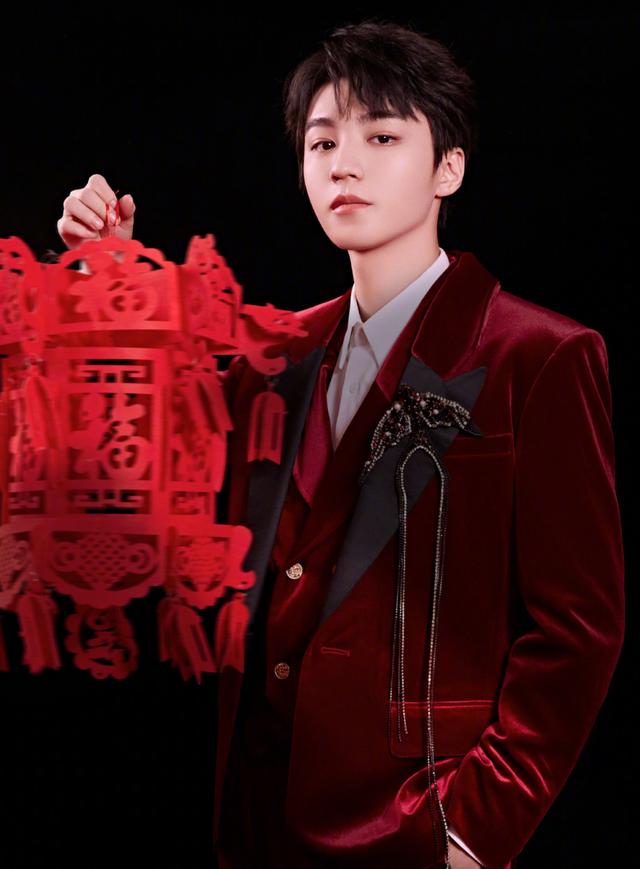 01.王俊凯的新年造型分析