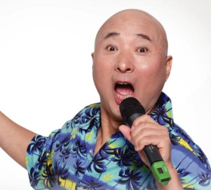 陈佩斯老婆罕曝光，夫妻俩街上吵架指指点点，男方被吓得连连后退