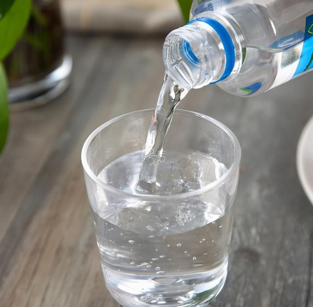 早上起床后要喝水,第一杯水怎么喝?