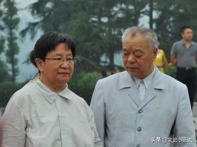李讷排队瞻仰毛主席，工作人员一眼认出，李讷：我只是来看看爸爸
