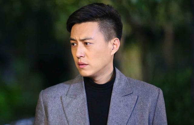 谍战剧《潜伏者》官宣海报，男女主角“眼神”太有戏，王志飞抢眼