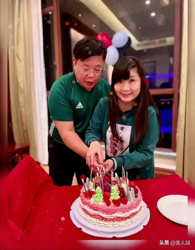 谁说他是丁克？《今日关注》主持人郑达妻子首度曝光，似香港富婆