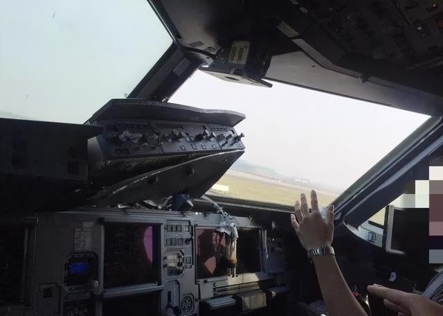 客机窗户高空突然破裂，机长34分钟救下128人，神奇操作创造奇迹