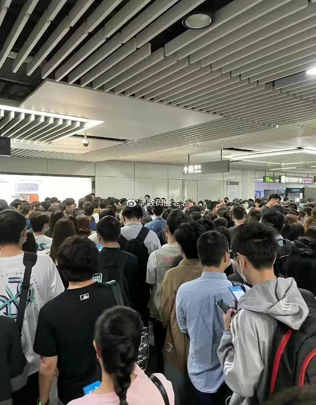 深圳报复性复工：地铁挤成演唱会现场，扛主机的打工人重现江湖
