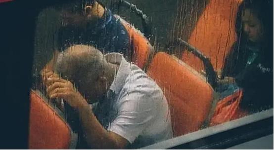 折翼天使顽强产婴，34岁四肢截肢孕妇，靠腕部发力顺利当妈