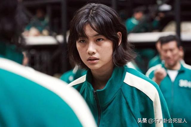 国外红毯来袭！谷爱凌“平平无奇”，杨紫琼颈纹抢戏，邓文迪牛了