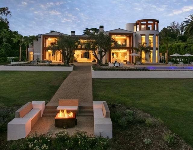 的独栋别墅,坐落于北京朝阳公园附近,邻居是那英,王凯,赵文卓这样的