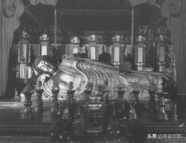 1946年的紫禁城外停滿了汽車，太和殿上放著袁世凱的西洋寶座